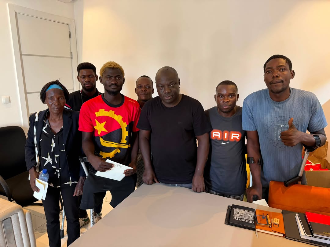 Bento Kangamba com um grupo de jovens apoiados pela Fundação